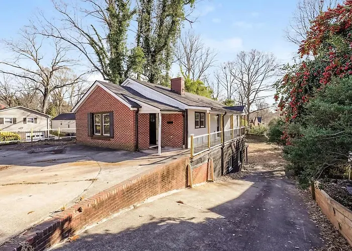Holiday home Queens Quarters! 6br 3b Near Atrium Health Wfu *