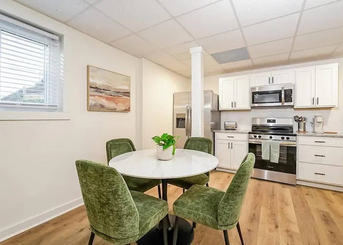 Holiday home Queens Quarters! 6br 3b Near Atrium Health Wfu Winston-Salem