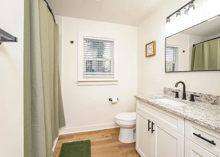 Holiday home Queens Quarters! 6br 3b Near Atrium Health Wfu *